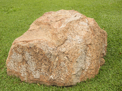 草地上的大石头背景图片
