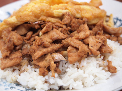 炒猪肉配米饭和煎蛋卷图片