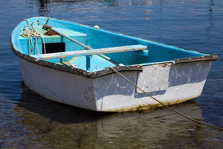 蓝水工具船内的海燕生锈链条和绳索休息旧看号船舶因图片