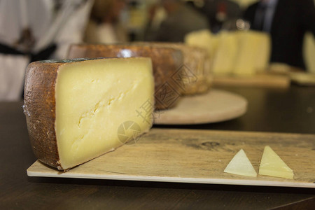 剪切羊乳酪的切片休息在木图片