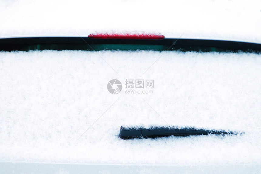 汽车挡风玻璃刮水器在雪地里图片
