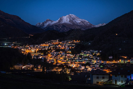 晚上灯火通明的塞丽娜山村图片