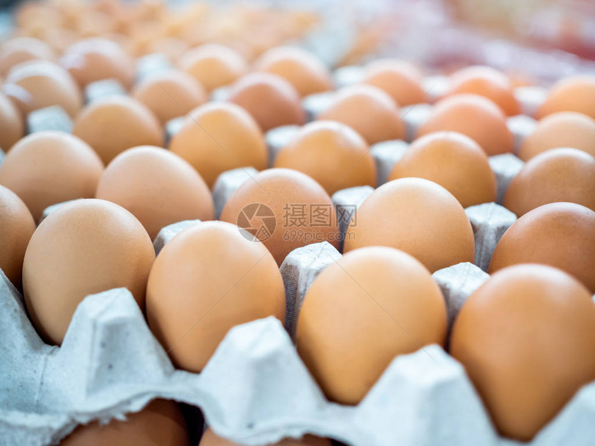 鸡蛋盒中生鸡蛋的特写视图鸡蛋背景图片