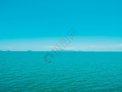 美丽的热带海洋蓝天背景中的白云适背景图片