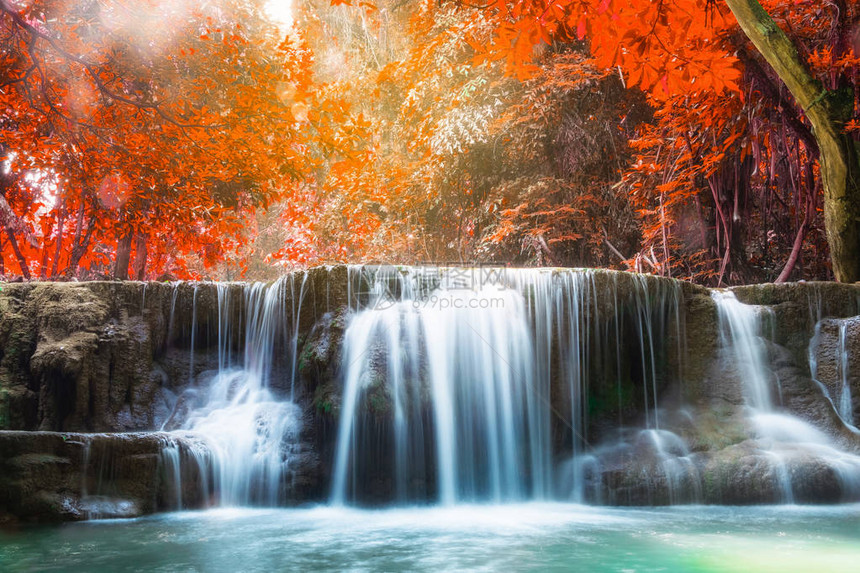 泰国北碧府怀美卡敏公园瀑布秋季深林风景秀图片