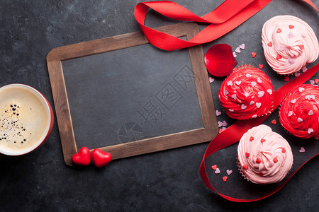 情人节贺卡和甜美的糖纸杯蛋糕图片