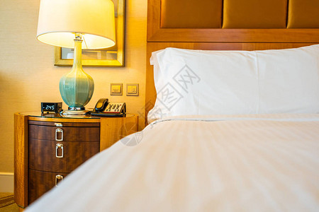 床上的白色舒适枕头室内旅馆卧室内有图片