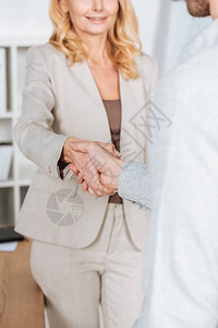 专业商人和实业女商人在办公室握手拍图片