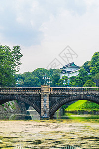 在东京市日本城建有护城和桥的帝国宫殿城堡背景图片
