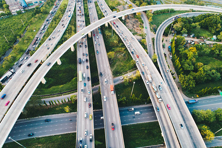 载有车辆行驶后勤概念空中观察的高速公路运输交通道图片