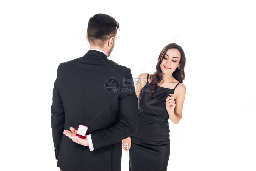 男人拿着包箱和求婚戒指背着后的女朋友图片