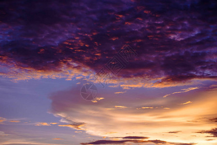 紫色的天空云图片