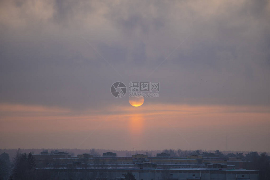 冬天黎明和冻雾太阳图片