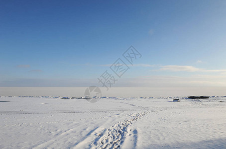阳光明媚的天气下冬雪海岸风景冰冻河流清空天图片