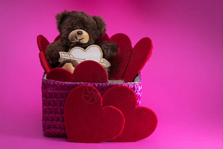 玩具泰迪熊把木心放在红心的图片