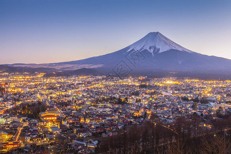 夕阳下的富士山和富士吉田町图片
