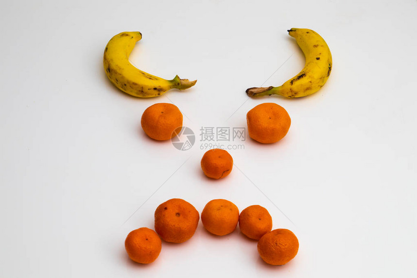 白底水果的面孔用新鲜水果制成的图片