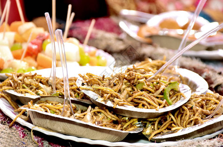 Chezwan面条或蔬菜Hakka面条或胡萝卜面条是印度流行的菜谱图片