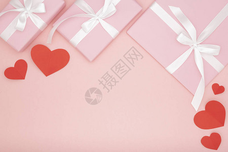 红色心形和粉红色礼盒的平铺组合图片