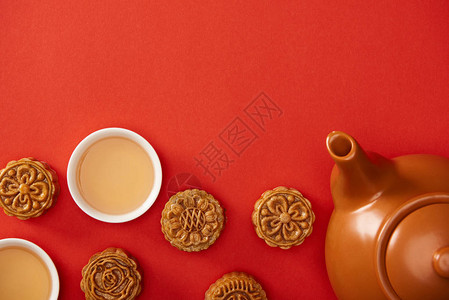 用红色隔开的传统月饼茶壶和杯子的顶视图图片