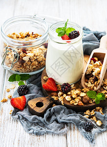健康早餐酸奶新鲜浆果和白图片