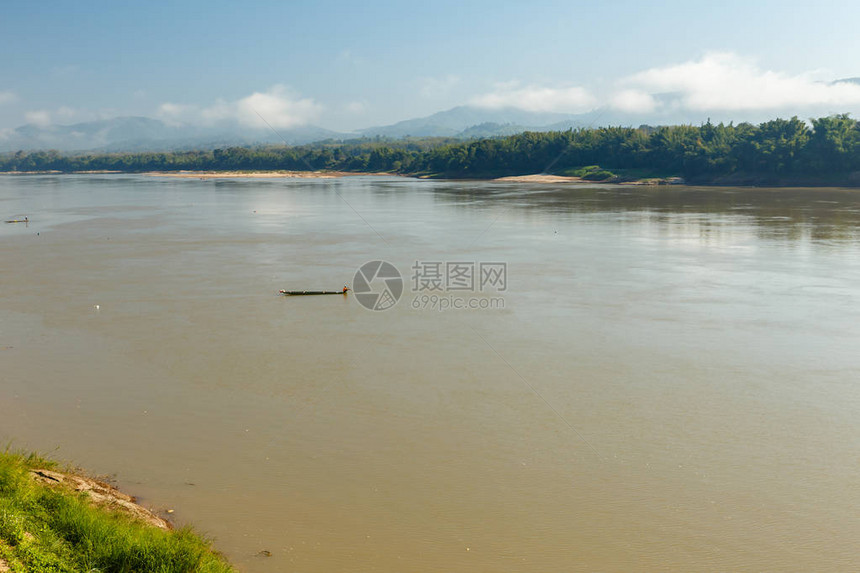 湄公河在山的背景下老挝图片