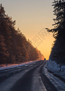 在白雪皑的冬天夕阳灯光下图片
