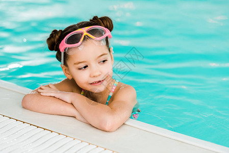 谷歌的可爱孩子在游泳池的图片