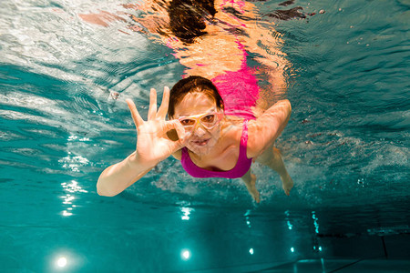 在谷歌中快乐的女人潜水时在水图片