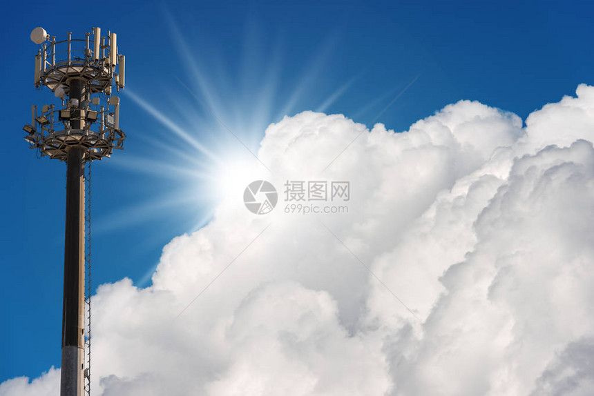 用于无线电视和电话的电信天线塔在蓝天与云图片