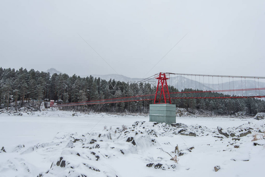 俄罗斯西伯利亚阿尔泰山冬季冻山卡顿河上图片