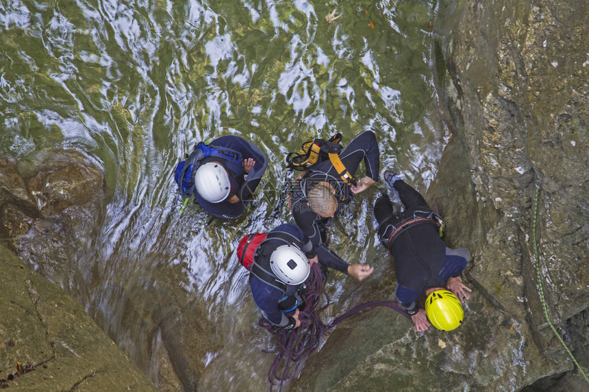 穿过峡谷的4名极端运动员在峡谷深图片