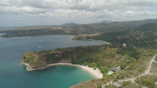 海滩泻湖和珊瑚礁的海滨鸟瞰图图片