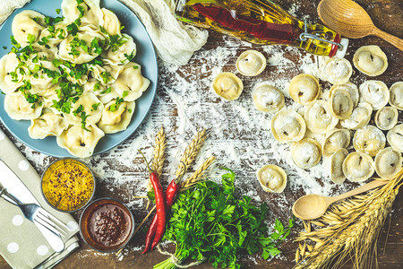 美味的自制肉饺子或全麦面粉的传统意大利馄饨图片