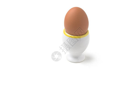 白色背景下的鸡蛋杯中的鸡蛋图片