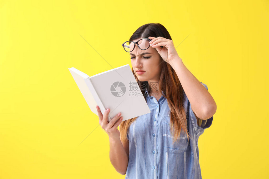 视力差的妇女试图阅读关于彩图片