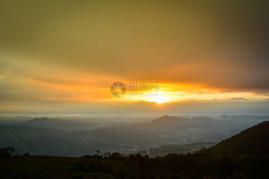 山上的日出自然美丽的日出或日落风景多彩的天空戏剧云希望新的一天早晨黎明山脉图片