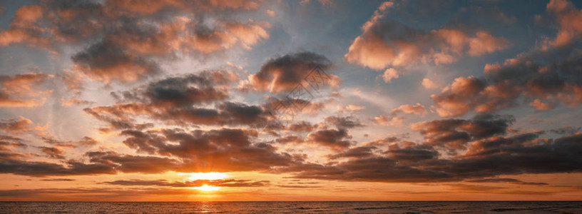 美日光照在海洋上带复制空图片