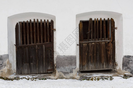 斯洛伐克北部Karlova村传统粮仓门的图片