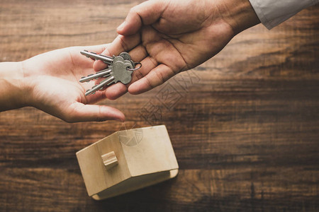 房地产概念银行机构给买家或客户提供住房钥匙图片