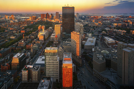 美国马萨诸塞州波士顿日落时建筑和商业中心的图片