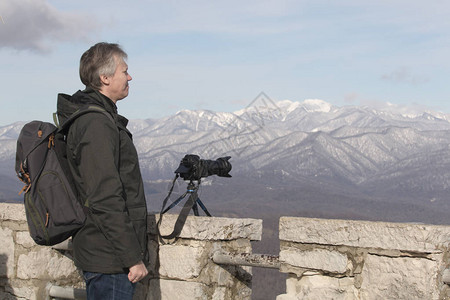 摄影师旅行和拍照冬天美丽的山峰图片