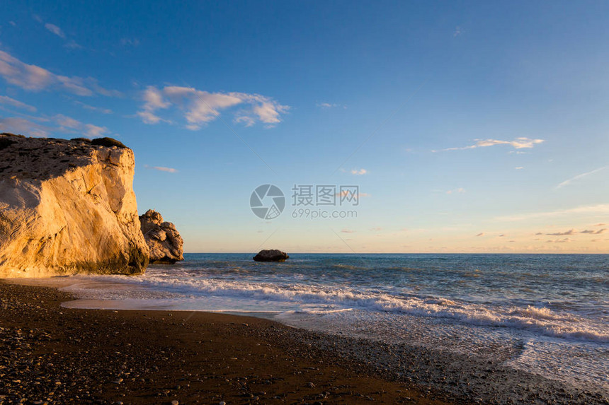 美丽的阿弗罗狄特石块在沙滩上的石头图片