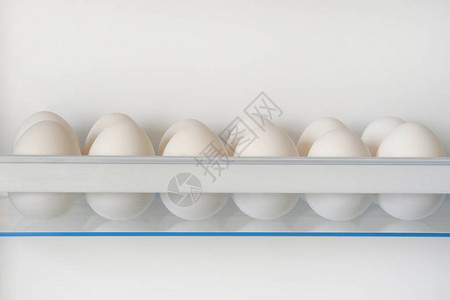 冰箱里的白鸡蛋冰箱的碗里有鸡图片