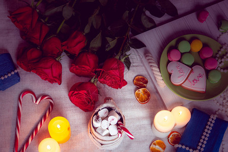 带红玫瑰和礼物的烛光晚宴圣情图片