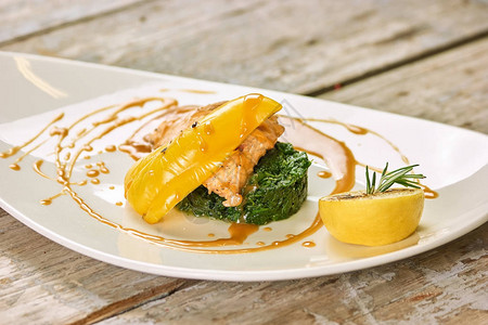 餐馆菜用三文鱼甜椒柠檬和绿色三文鱼黄酱柠檬和蔬图片