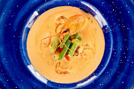 美味的奶油汤配小龙虾与小龙虾尾巴的蔬菜奶油汤关闭海产图片
