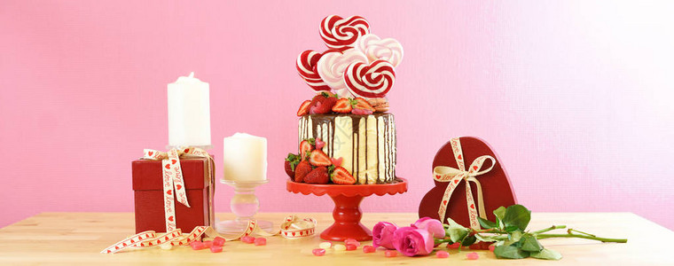 圣情人节的糖果园幻想滴下新的蛋糕装饰着心形棒糖背景图片