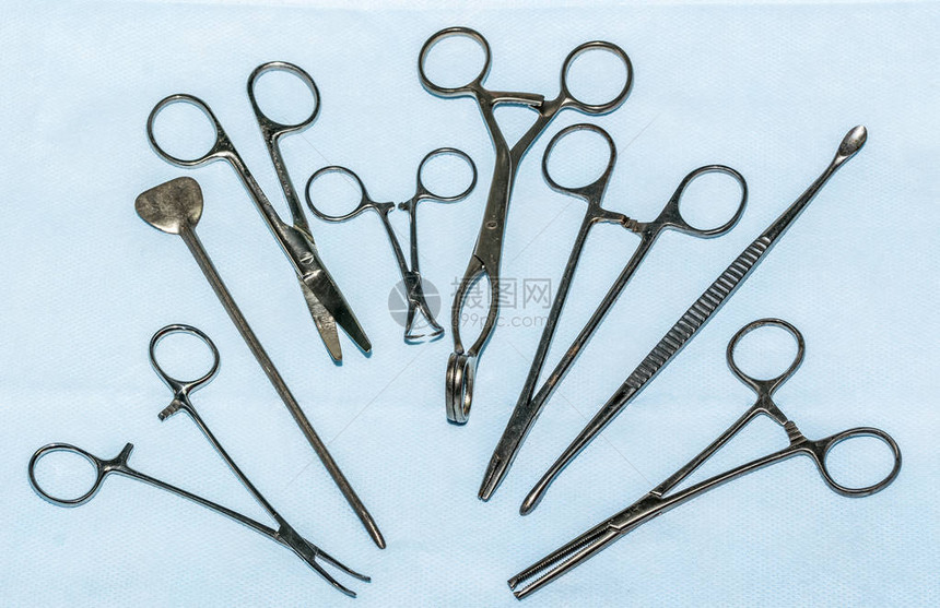 医疗器械的消毒钢制手术剪刀和夹子图片