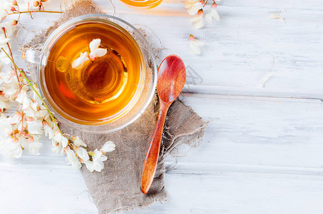 用茶壶中酿造的金合欢花蜂蜜治疗凉茶图片
